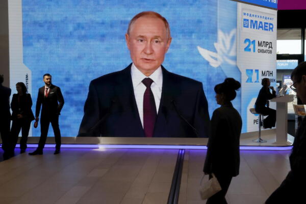 Los participantes pasan junto a una gran pantalla que muestra una imagen del presidente ruso, Vladímir Putin, durante el Foro Económico Internacional de San Petersburgo (SPIEF), en San Petersburgo, Rusia, el 04 de junio de 2026. El 29º SPIEF se celebra del 03 al 06 de junio de 2026. (Rusia, San Petersburgo) EFE/EPA/ANATOLY MALTSEV