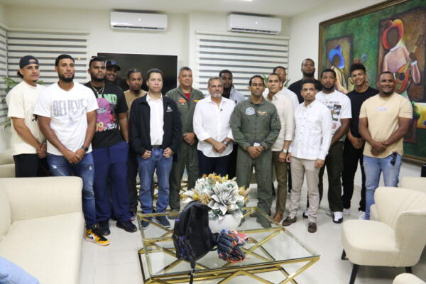 Gobierno trae al país primer grupo de peloteros dominicanos varados en Venezuela