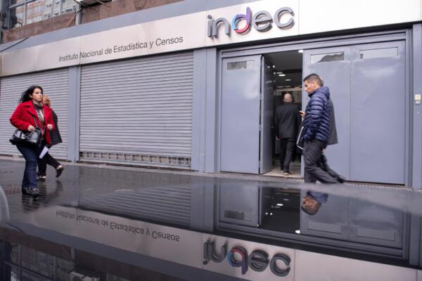 Fotografía de archivo en las que se registró a un grupo de transeúntes al pasar frente a la entrada principal del Instituto Nacional de Estadística y Censos (Indec) de Argentina, en Buenos Aires (Argentina). EFE/Matías Nápoli