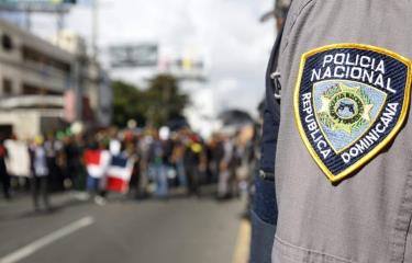 Policías pensionados piden al Estado pago de indemnización; en protesta, le lanzan bombas lacrimógenas