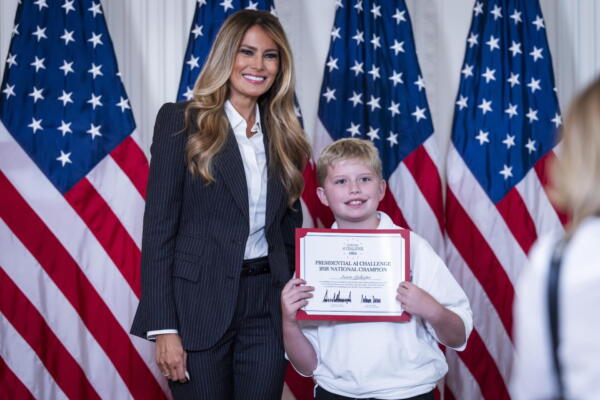 La primera dama de Estados Unidos, Melania Trump, posa con el estudiante Aaron Gallagher durante la ceremonia de entrega de los premios del Desafío Presidencial de Inteligencia Artificial en el Salón Este de la Casa Blanca en Washington, DC, EE. UU., el 9 de junio de 2026. EFE/EPA/JIM LO SCALZO