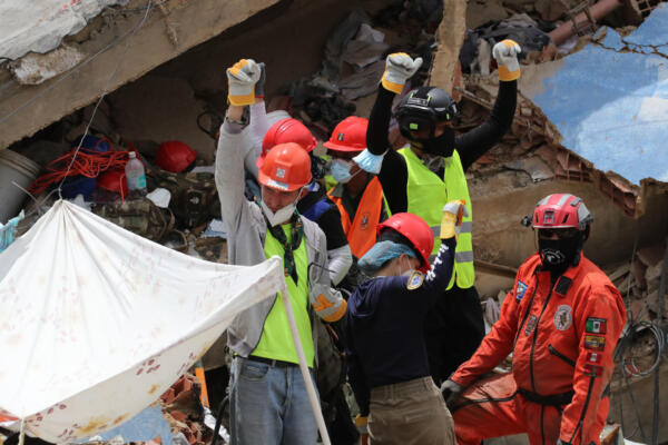 Rescatistas reaccionan en medio de escombros de edificaciones destruidas este martes, en La Guaira (Venezuela). EFE/ Raúl Martínez