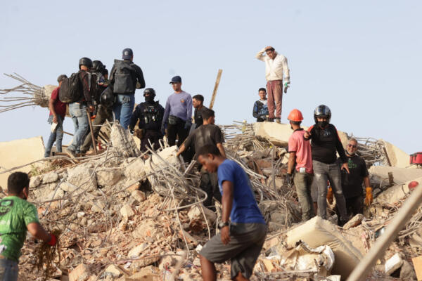 Personas realizan labores de búsqueda en una zona afectada por los terremotos, en La Guaira (Venezuela). EFE/ Ronald Peña R
