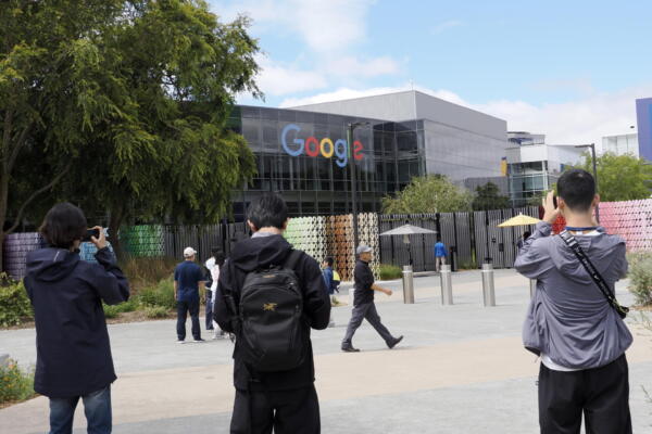 Fotografía de archivo en la que se captó a un grupo de turistas frente a la sede corporativa de Google, en Mountain View (CA, EE. UU.). EFE/John G. Mabanglo