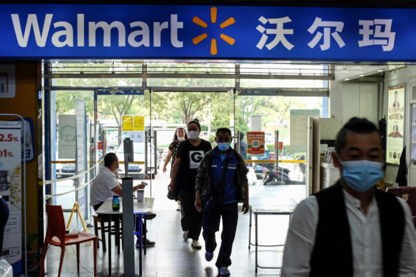 Imagen de archivo de varias personas entrando a un supermercado Walmart en Pekín, China, el 21 de septiembre de 2020. 
