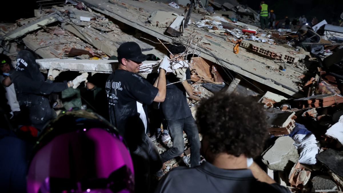 Equipos de rescate trabajan tras los terremotos que afectaron Venezuela
