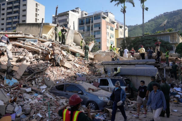 Residentes buscan entre los escombros de un edificio afectado por los terremotos, Caracas, Venezuela, 25 de junio de 2026