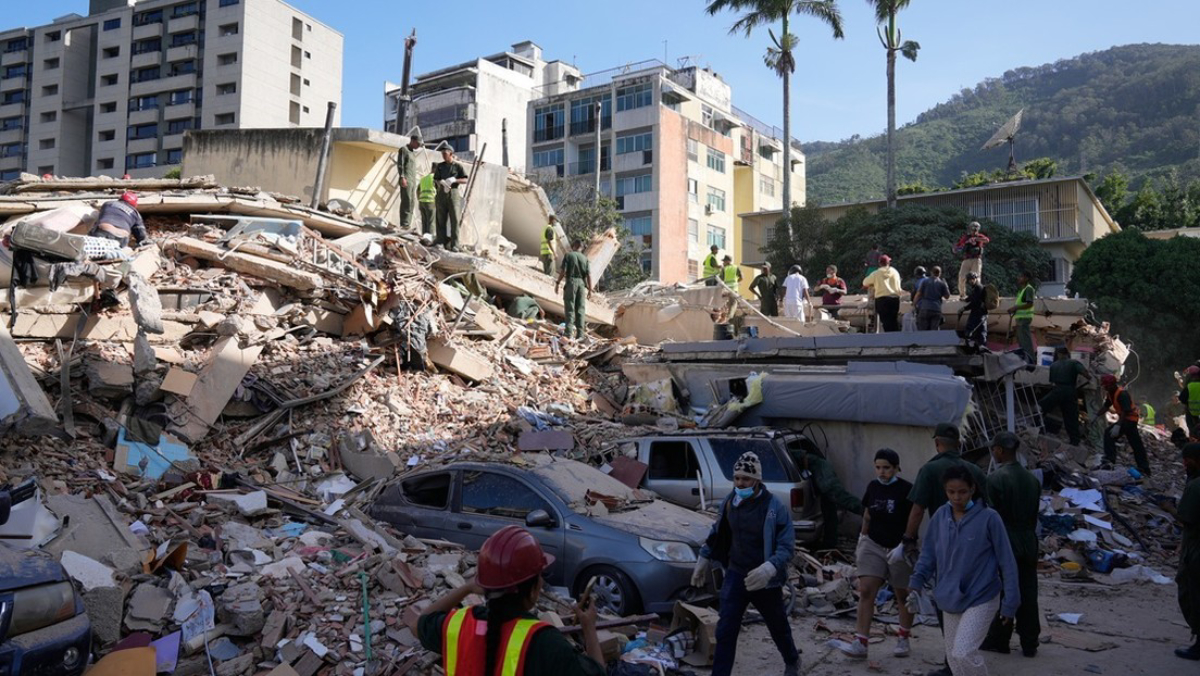 Residentes buscan entre los escombros de un edificio afectado por los terremotos, Caracas, Venezuela, 25 de junio de 2026