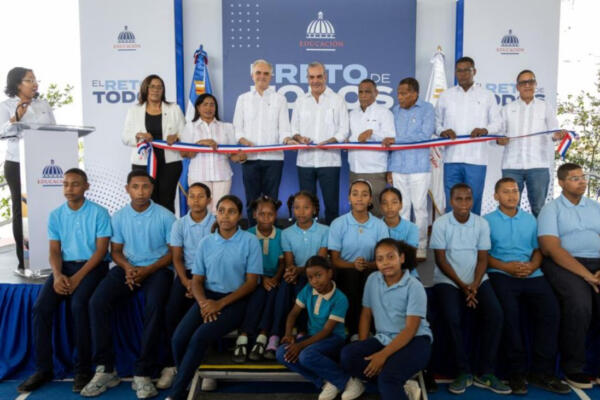 Presidente Abinader inaugura techado multiuso escolar en Duvergé