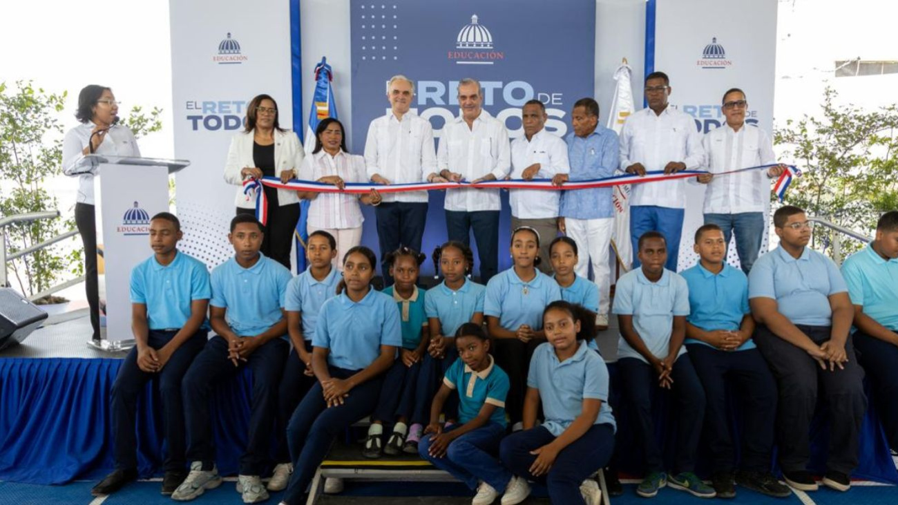 Presidente Abinader inaugura techado multiuso escolar en Duvergé