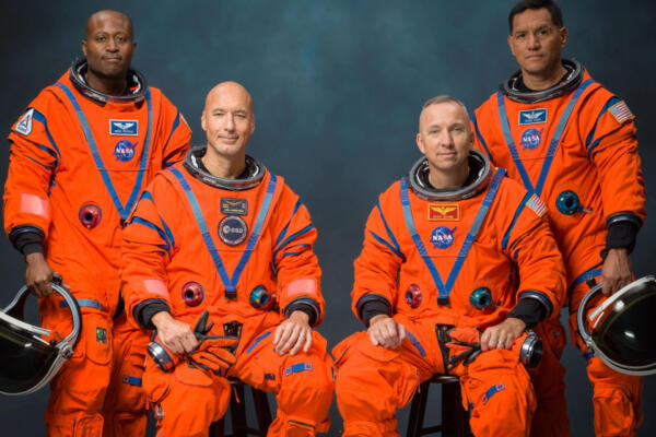 Fotografía cedida por la NASA de los integrantes de la tripulación de la misión Artemis III, de izquierda a derecha, Andre Douglas, Luca Parmitano, Randy Bresnik, y Frank Rubio. EFE/Bill Stafford/NASA
