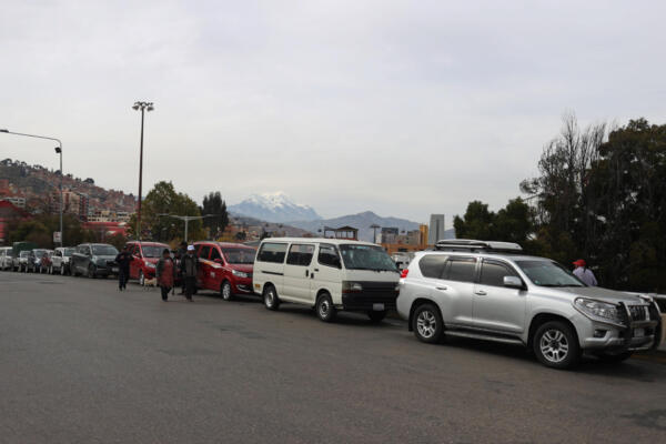 Personas abordo de vehículos hacen fila para comprar combustible este martes, en La Paz (Bolivia). EFE/Luis Gandarillas