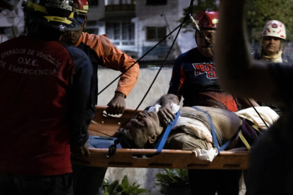 Los equipos de rescate continúan buscando supervivientes entre los escombros