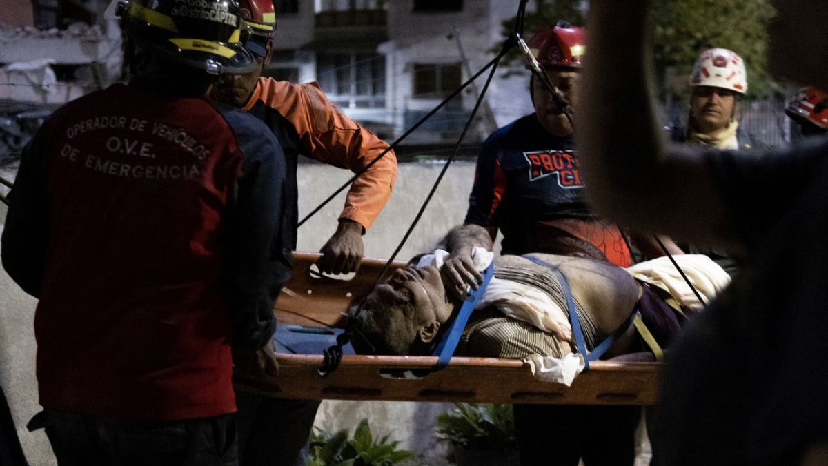 Los equipos de rescate continúan buscando supervivientes entre los escombros