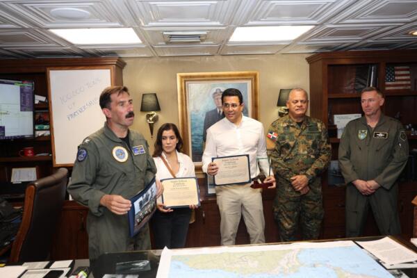 Ministro David Collado y la embajadora Leah Campos realizan visita al portaaviones USS Nimitz. Foto. Fuente externa 