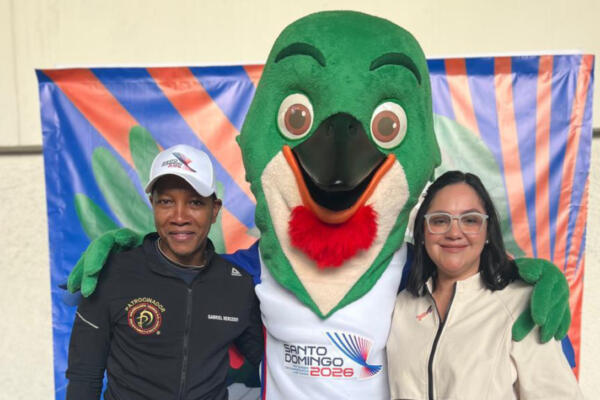 Elizabeth Mena (.der), desarrolladora del programa, desempeñar funciones de asesoría estratégica