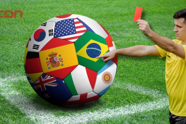 La tarjeta roja implica la expulsión inmediata del jugador, que debe abandonar el campo y su equipo continúa con un futbolista menos, sin posibilidad de sustitución.