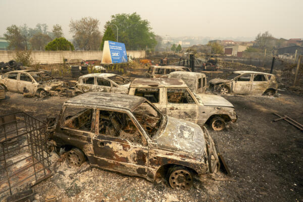 Varios coches calcinados en la localidad de Casavieja (Ávila), este lunes. En la provincia de Ávila, hay 15 localidades evacuadas: Sotillo de la Adrada, Navahondilla, Casillas, Santa María del Tíetar, La Adrada, Piedralaves, Casaviaje, Burgohondo, Hoyo de Pinares, Villanueva de Ávila, Pedro Bernardo, Higuera de las Dueñas, Gavilanes, Mijares y Fresnedilla, así como la urbanización La Atalaya de El Tiemblo. En Ávila se encuentran confinadas Navaluenga, El Tiemblo y Cebreros. EFE/Raúl Sanchidrián