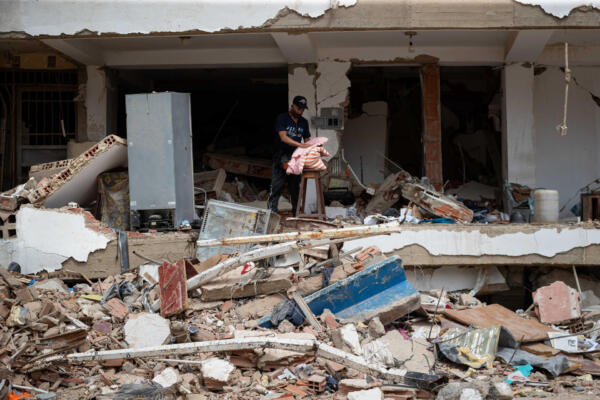 Una persona busca pertenencias en medio de los escombros de un edificio este domingo, en La Guaira (Venezuela). EFE/ Ronald Peña R