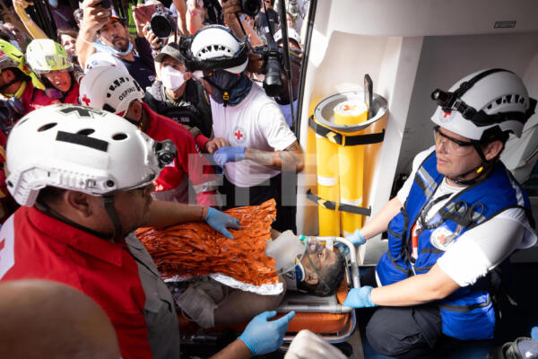 AME6578. CATIA LA MAR (VENEZUELA), 02/07/2026.- Rescatistas trasladan a un superviviente de los terremotos en Venezuela, tras ocho días bajo los escombros de un edificio y una operación de salvamento de casi 72 horas, este jueves en Catia La Mar (Venezuela). EFE/ Ronald Peña R