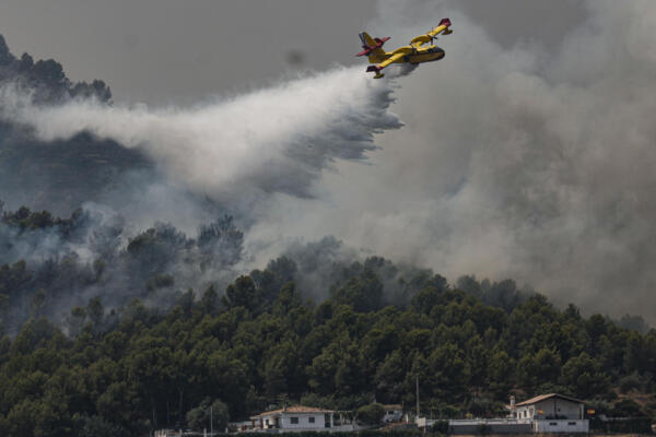 Un hidroavión durante las labores de extinción del incendio declarado en Betxi, Castellón (España), que ha obligado a evacuar a más de 16.000 personas. EFE/ Manuel Bruque