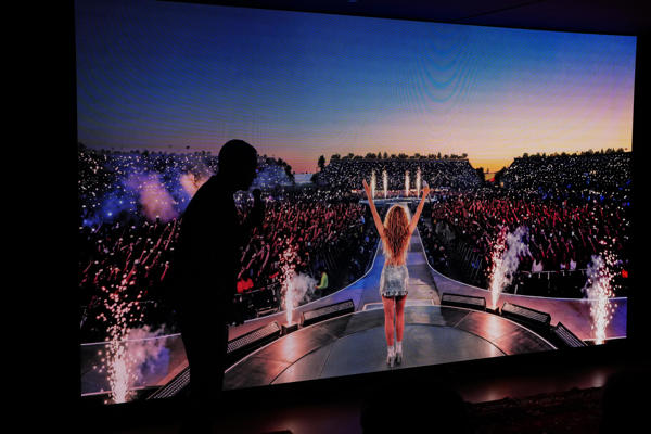 Vista de la rueda de prensa para informar de nuevos detalles de la residencia de once conciertos con los que Shakira concluirá en Madrid su exitosa y última gira mundial, 'Las Mujeres Ya No Lloran', los próximos meses de septiembre y octubre, este viernes en Madrid. EFE/ Borja Sanchez-Trillo