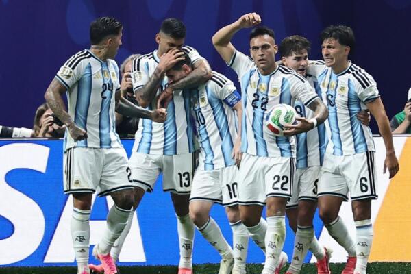 Lionel Messi, de Argentina (3-i), celebra con sus compañeros tras marcar el gol de empate 2-2 durante el partido de octavos de final de la Copa Mundial de la FIFA 2026. EFE/EPA/RONALD WITTEK