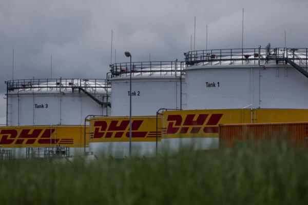 Imagen de depósitos de crudo de DHL cerca de Leipzig, Alemania. EFE/EPA/FILIP SINGER