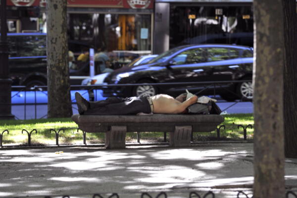 Fotografía de archivo de un hombre durmiendo al aire libre. EFE/Luca Piergiovanni/pm