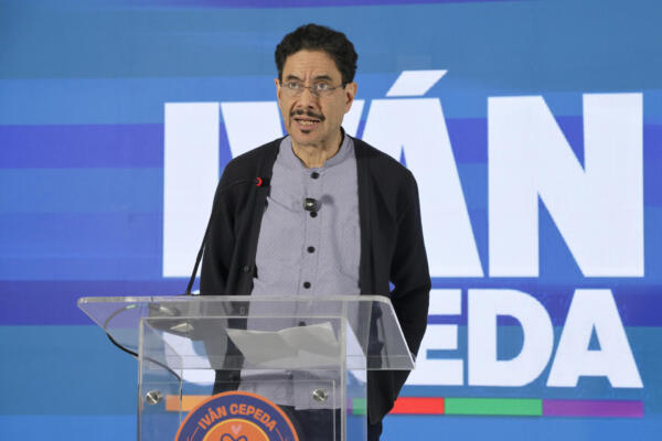 El excandidato presidencial de izquierda Iván Cepeda, habla en una rueda de prensa este viernes, en Bogotá (Colombia). EFE/ Carlos Ortega