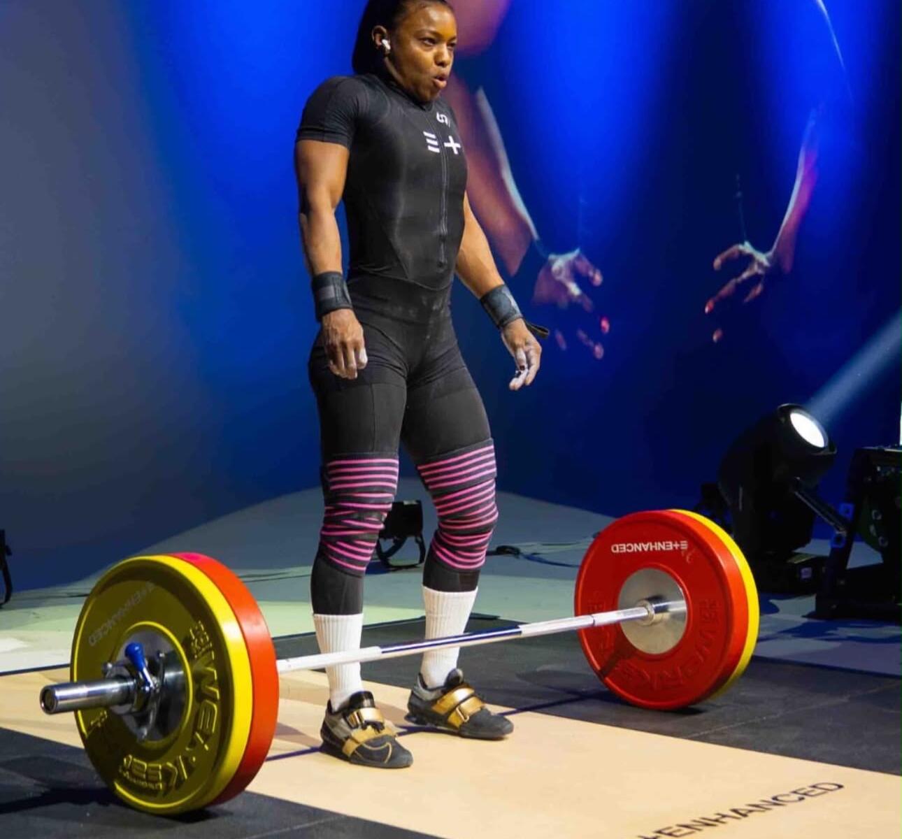 Beatriz Pirón logra el record al levantar 100 kilos en Enhanced Games