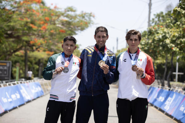Walter Vargas (c), de Colombia, medalla de oro; Edgar Cadena (i), de México, medalla de plata; y Sebastián Ruiz, de México, medalla de bronce, posan al finalizar la competencia de contrarreloj individual masculina de ciclismo de ruta durante los XXV Juegos Centroamericanos y del Caribe Santo Domingo 2026 este sábado, en Santo Domingo (República Dominicana). EFE/ Orlando Barría