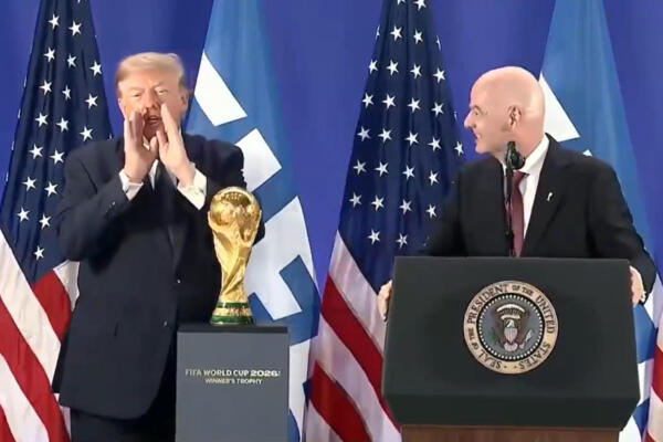 Captura de un video publicado en la cuenta en X @RapidResponse47 de La Casa Blanca del presidente de EE.UU., Donald Trump, junto al presidente de la FIFA Gianni Infantino durante una declaración este viernes, donde afirmó que el Mundial de la FIFA 2026 ha 