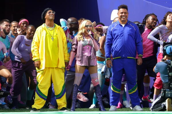 La cantante estadounidense Madonna (C) actúa flanqueada por los exfutbolistas brasileños Ronaldinho (I) y Ronaldo durante el espectáculo del entretiempo de la final de la Copa Mundial de la FIFA 2026 entre España y Argentina, en Nueva Jersey, EE. UU., el 19 de julio de 2026.EFE/CHRISTOPHER NEUNDORF