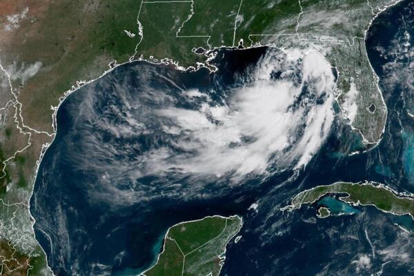 Fotografía satelital cedida este lunes por la Oficina Nacional de Administración Oceánica y Atmosférica (NOAA) a través del Centro Nacional de Huracanes (NHC) estadounidense donde se muestra el estado del clima en el golfo de México. EFE/NOAA-NHC