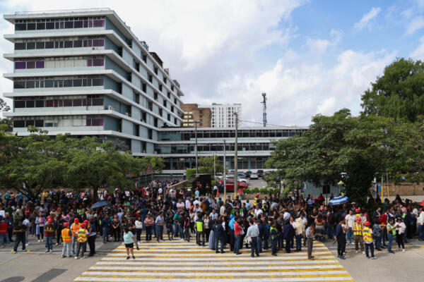 Personas evacuan de los edificios gubernamentales este viernes luego de un sismo con magnitud 5.6 en la escala de Richter en Ciudad de Guatemala (Guatemala). EFE/ Mariano Macz