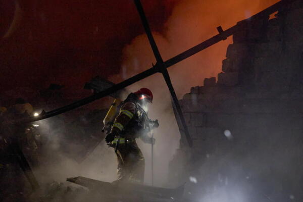 Imagen de archivo de los servicios de emergencia en el lugar de un ataque con dron en Járkov, Ucrania. EFE/EPA/SERGEY KOZLOV