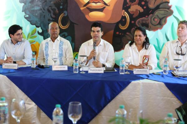 Wellington Arnaud y el Banco Mundial socializan avances del proyecto de agua potable Moca y Gaspar Hernández