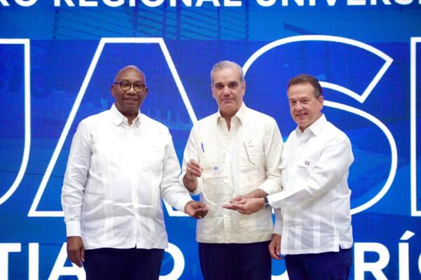 En el marco del acto, el ministro Bisonó entregó un reconocimiento al rector Editrudis Beltrán Crisóstomo por su destacada labor al frente de la Universidad Autónoma de Santo Domingo