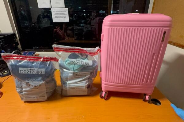 Ambas fueron arrestadas tras llegar en un vuelo procedente de Colombia por el aeropuerto Internacional de Las Américas JFPG. Foto: Fuente externa