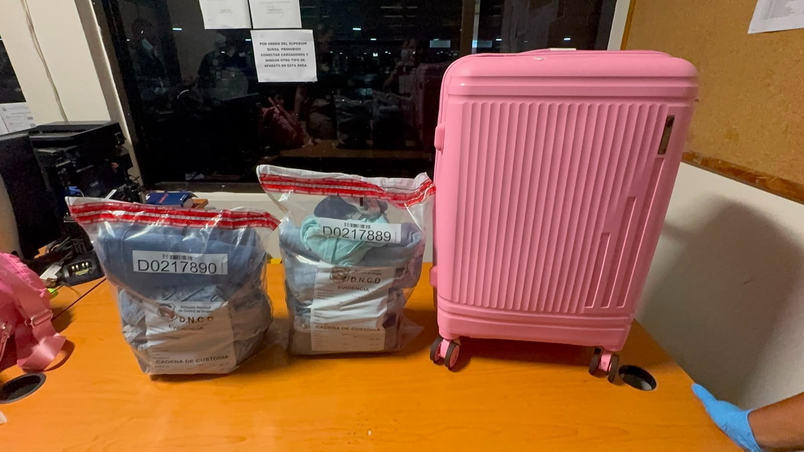 Ambas fueron arrestadas tras llegar en un vuelo procedente de Colombia por el aeropuerto Internacional de Las Américas JFPG