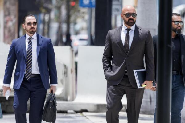 Los hermanos Andrew y Tristan Tate seguirán encarcelados al menos dos semanas más en Miami