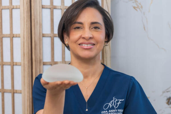  Dra. Anny Frías, especialista en cirugía plástica, reconstructiva y estética.