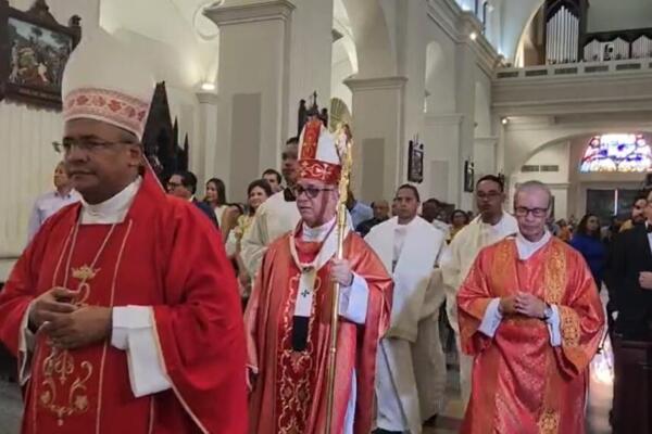 Arzobispo de Santiago llama a servir con humildad durante misa por Santiago Apóstol