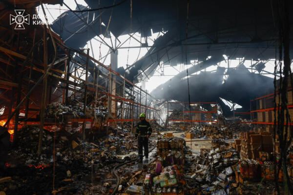 Dos personas han muerto en la ciudad de Járkov y una tercera en Kiev como consecuencia de los ataques aéreos de larga distancia llevados a cabo por Rusia este miércoles, según informaron las autoridades regionales ucranianas. (FOTO: EFE).