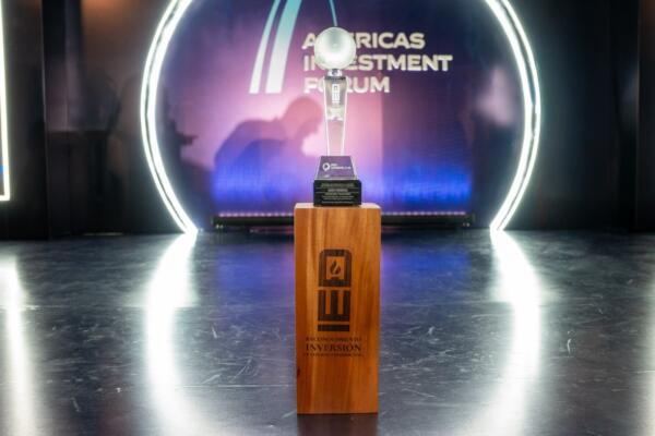Banco Promerica recibe premio por aporte al desarrollo económico. Foto: Fuente externa 