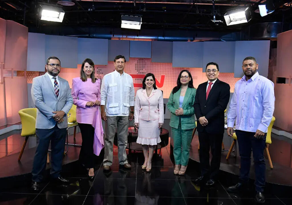 Héctor Marte, jefe de Redacción de elCaribe, Katherine Hernández, Manuel Estrella, presidente de Multimedios del Caribe, Biviana Riveiro, directora ejecutiva de ProDominicana, Yanessi Espinal, Federico Jovine y Erick Montilla.
