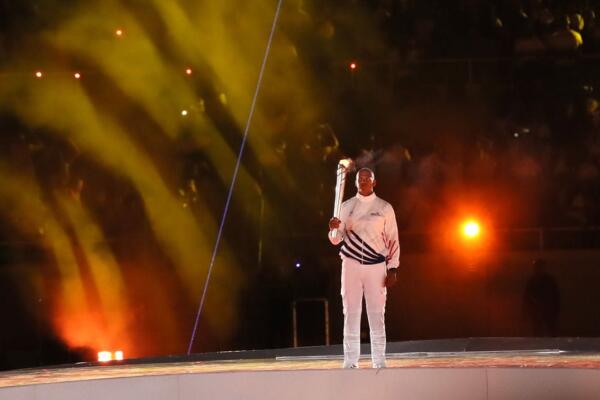 El pebetero fue encendido por el doble campeón olímpico Félix Sánchez, quien la recibió de manos del medallista paralímpico Robert Jiménez.
