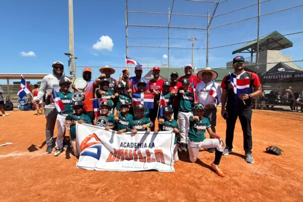on la presión al máximo y el rally en desarrollo, Félix Grullón respondió con un doble productor de dos carreras que empató el partido 13-13 con dos outs en la pizarra.