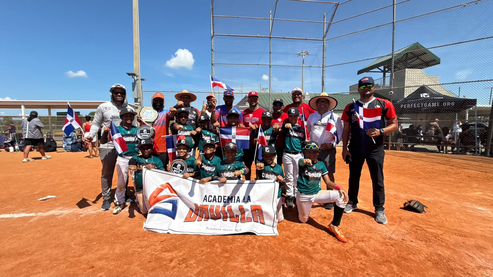 on la presión al máximo y el rally en desarrollo, Félix Grullón respondió con un doble productor de dos carreras que empató el partido 13-13 con dos outs en la pizarra.